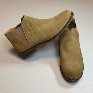 Clarks Demi Beat Tan Suede Chelsea Ankle Boots Womens 8.5W Almond Toe Low Heel